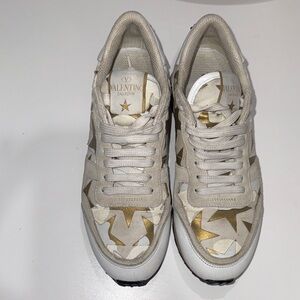 Comfortable and beautiful sneakers with stars in white, beige and gold